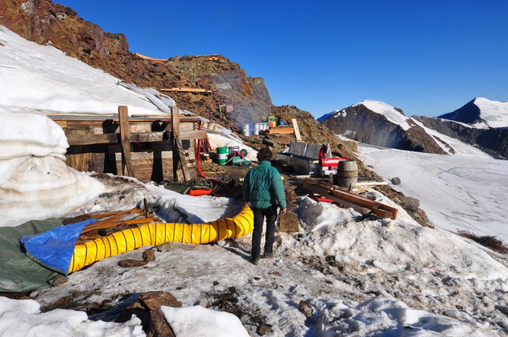Scavi a Punta Linke, postazione austro-ungarica. Foto Stefano Ardito