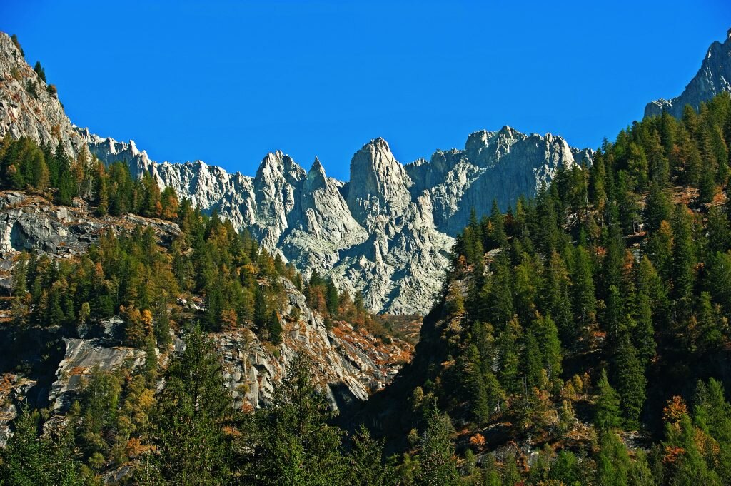 La Val Gabbiolo, da sinistra a destra: Torre Bogani, Punta Graffer, Torre Biganami, Monte Botteri. Foto Livio Piatta
