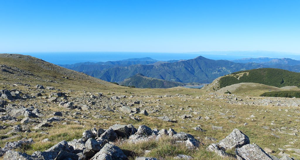 Il Mediterraneo dal Monte Aiona. Foto Wikimedia Commons @terensky