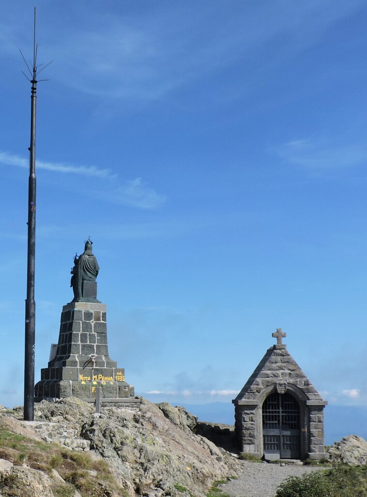 Vetta del Monte Penna. Foto Wikimedia Commons @pampuco