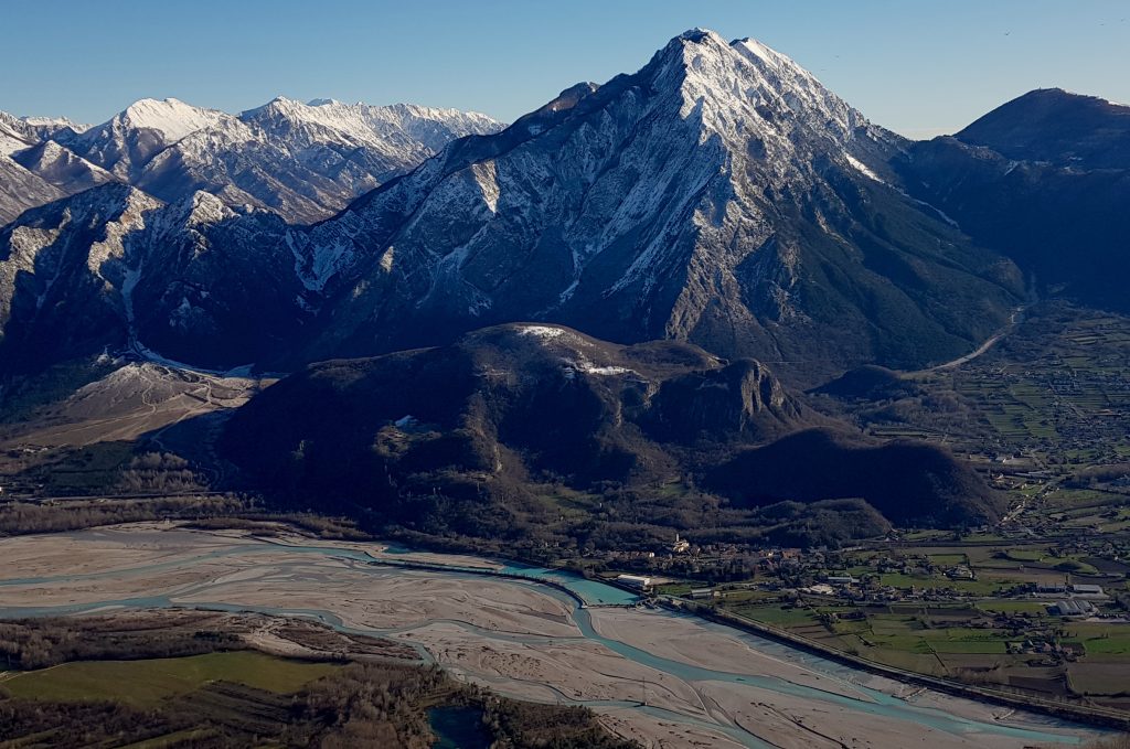 Ospedaletto di Gemona visto dal monte Palantarins. Foto Wikimedia Commons @C ale