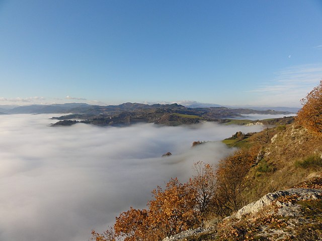 Il versante sud della Vena del Gesso sopra a Borgo Rivola. Foto Wikimedia Commons @ildirettore