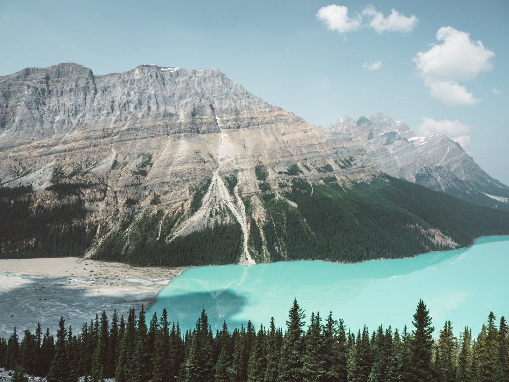 Il lago Peyto ghiacciato. Foto Unsplash @Andrew Riley