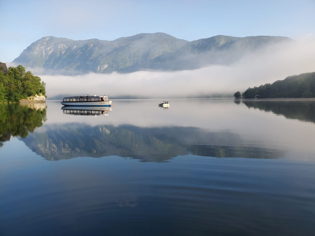 Lago Bohinj, Slovenia. Foto Unsplash @Hasmik Ghazaryan Olson