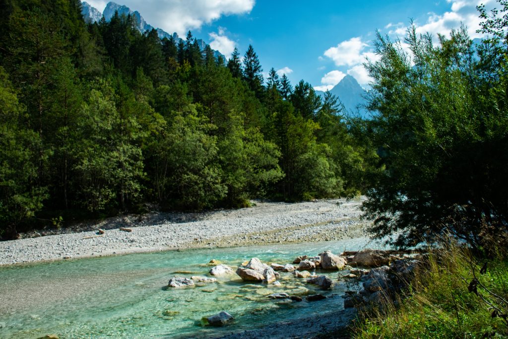 Lago Jasna, Slovenia. Foto Unsplash @Lea Kobal