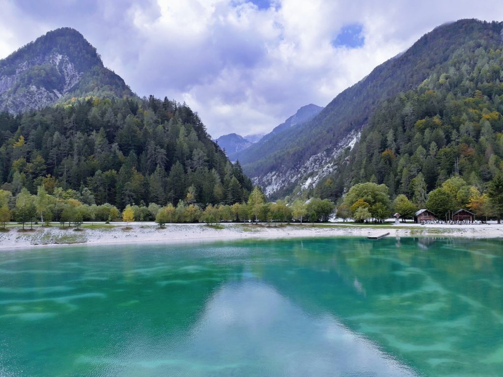 Lago Jasna, Slovenia. Foto Unsplash @Mathilde Ro