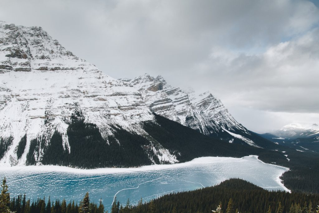 Il lago Peyto ghiacciato. Foto Unsplash @Natalie Toombs