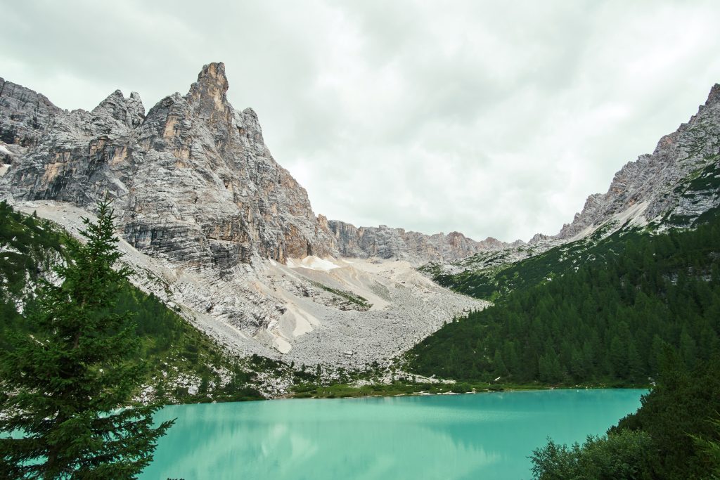 Lago di Sorapis. Foto Unsplash @Nicola Pavan