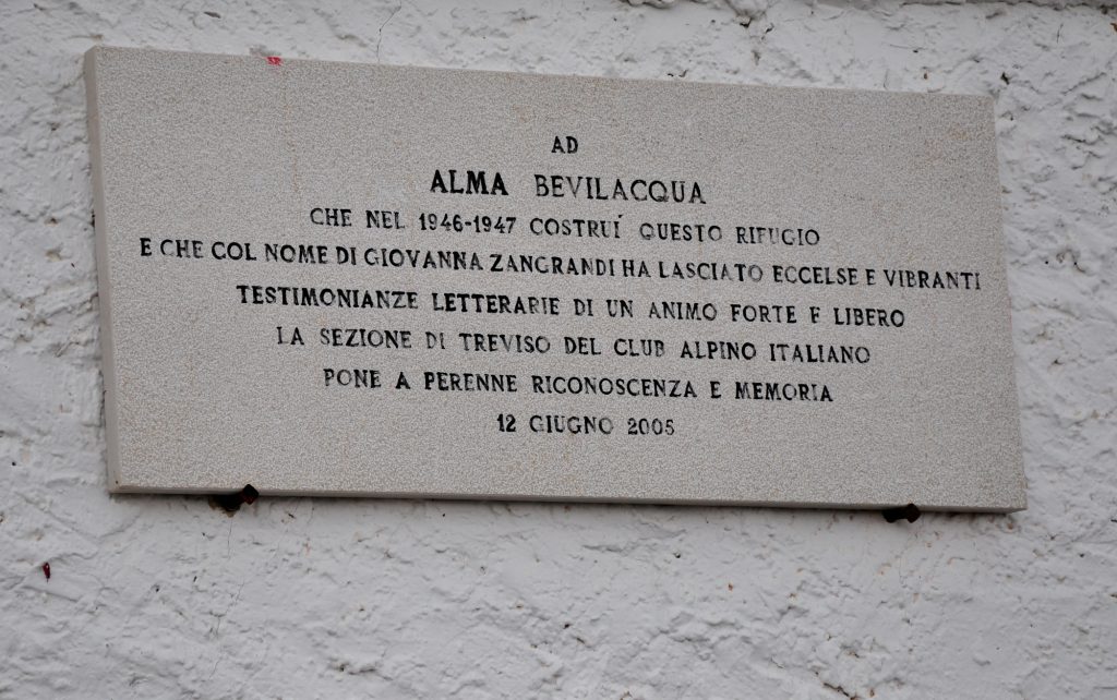 Lapide commemorativa per Giovanna Zangrandi al rifugio Antelao. Foto Stefano Ardito