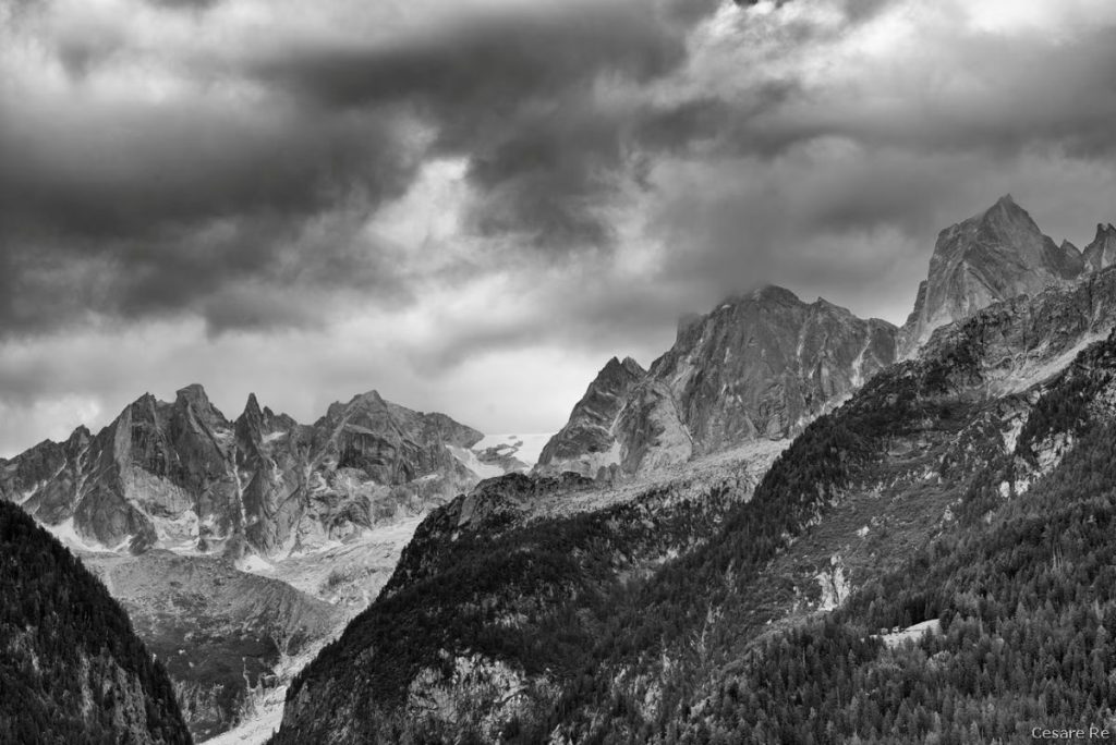 Le Sciore, il Cengalo e il Badile, dalla Val Bregaglia. Foto Cesare Re