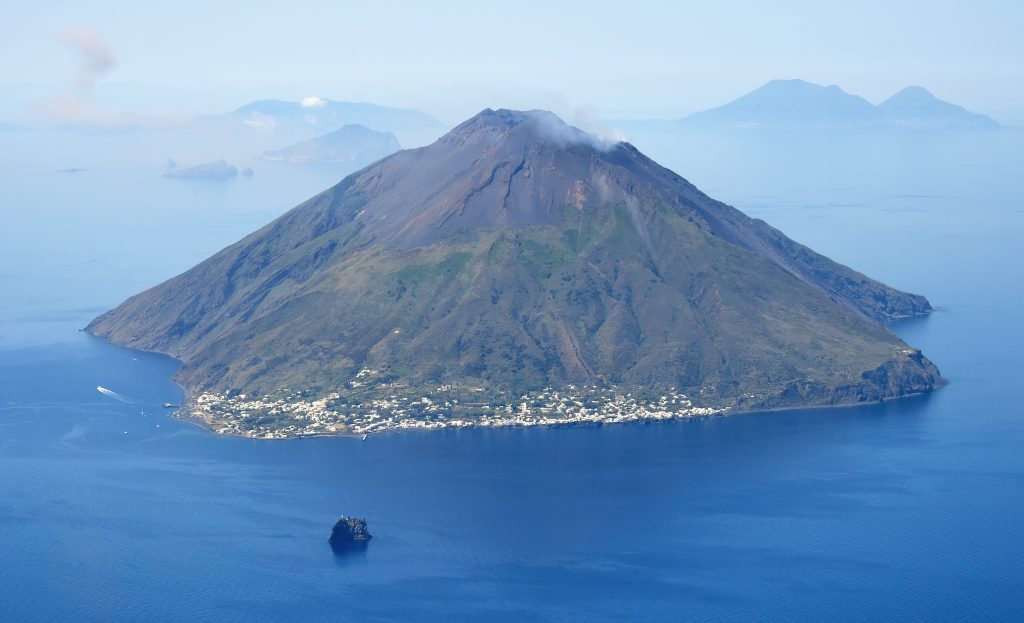 Stromboli e Strombolicchio. Foto Wikimedia Commons @Carsten Steger