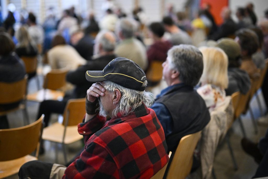 I residenti di Brienz durante la riunione informativa sull