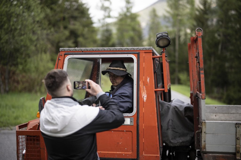 Renato Liesch, residente di Brienz, fotografato mentre lascia il villaggio. Foto ANSA EPA/GIAN EHRENZELLER