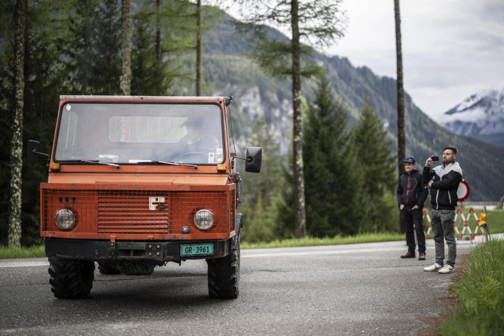 Renato Liesch, residente di Brienz, fotografato mentre lascia il villaggio. Foto ANSA EPA/GIAN EHRENZELLER