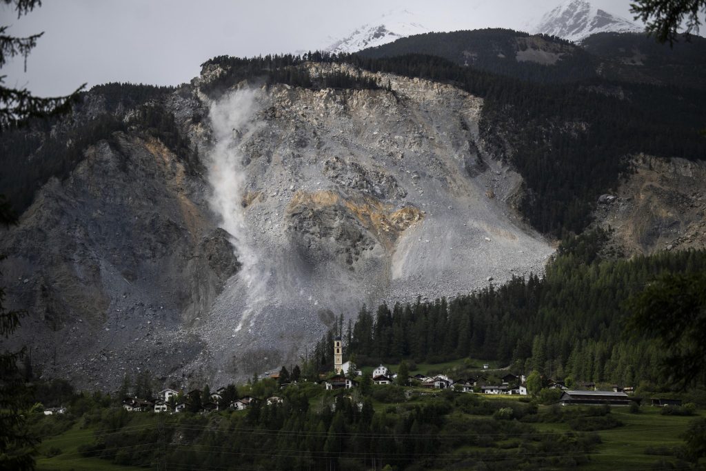 Brienz, sovrastata dalla montagna da cui è previsto il crollo, 12 maggio 2023. Foto ANSA EPA/GIAN EHRENZELLER