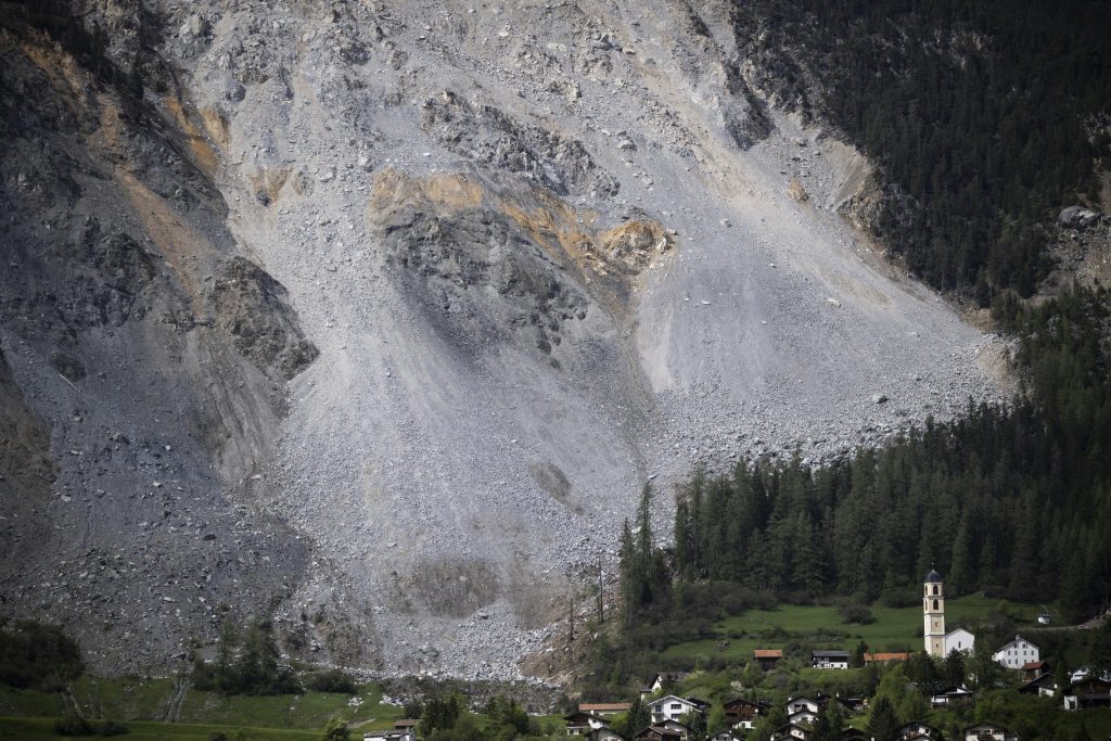 Brienz, sovrastata dalla montagna da cui è previsto il crollo, 12 maggio 2023. Foto ANSA EPA/GIAN EHRENZELLER