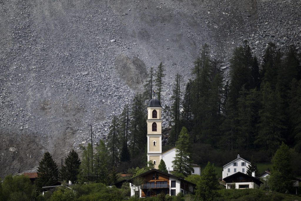Brienz, sovrastata dalla montagna da cui è previsto il crollo, 12 maggio 2023. Foto ANSA EPA/GIAN EHRENZELLER