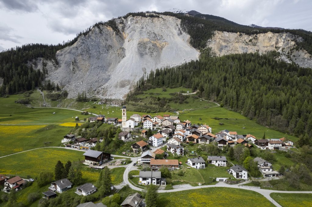Brienz, sovrastata dalla montagna da cui è previsto il crollo, 12 maggio 2023. Foto ANSA EPA/GIAN EHRENZELLER
