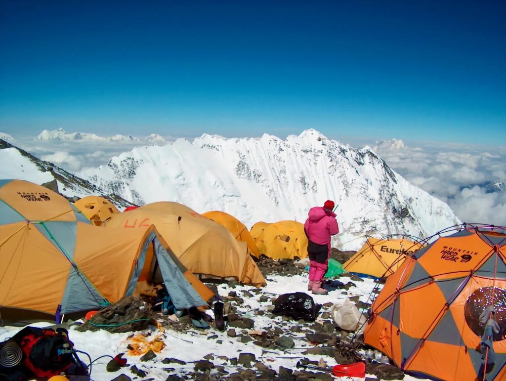 Everest, tende e Sherpa al Colle Sud. Foto courtesy Alan Arnette Blog