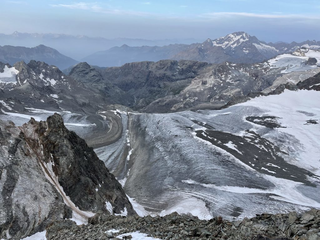 Ghiacciai del Bernina ormai privi di copertura nevosa, estate 2022. Foto Michele Comi