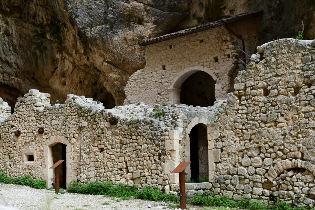 Gole di Fara San Martino, il monastero. Foto Stefano Ardito