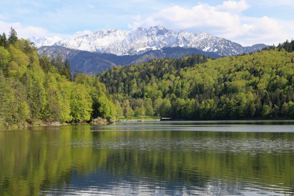 Hechtsee, sullo sfondo il Kaisergebirge. Foto Wikimedia Commons @Rufus46