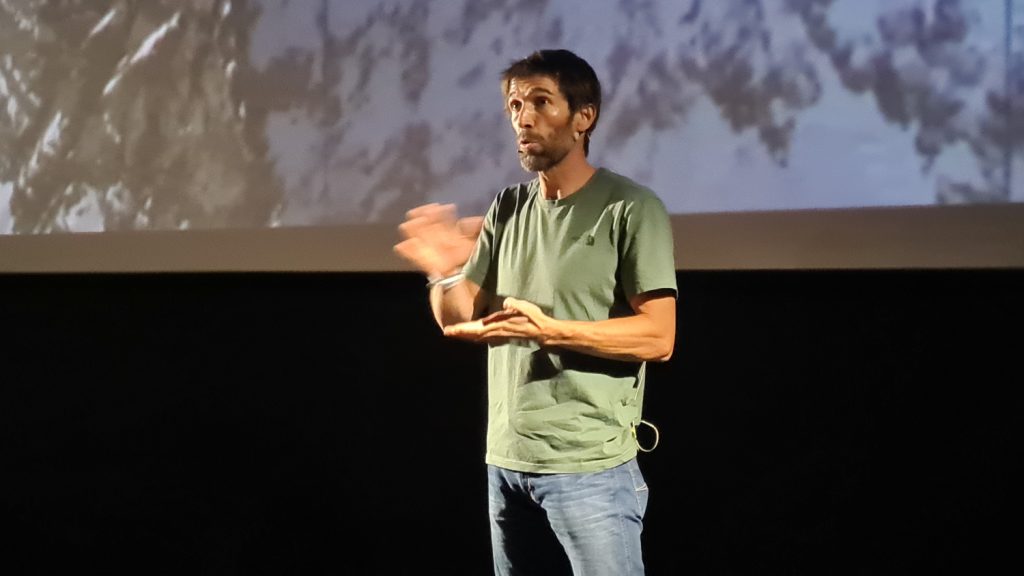 Hervé Barmasse durante una serata (Roma, settembre 2022). Foto Stefano Ardito