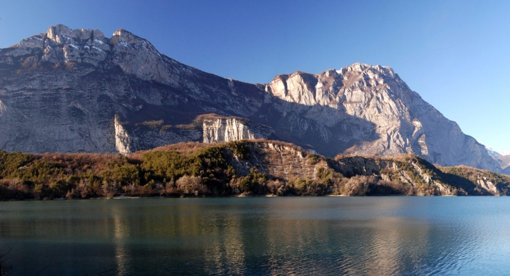 I monti Brento e Casale visti dalla sponda Est del Lago di Cavedine. Foto Wikimedia Commons @Francesco Mulas