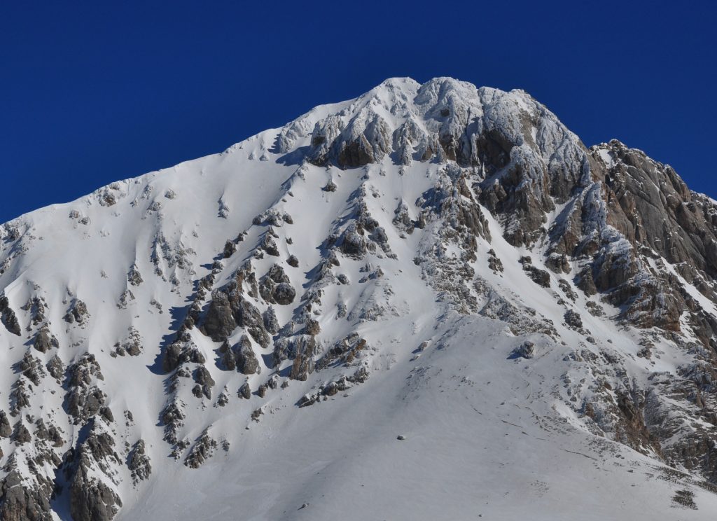 Il Corno Grande innevato. A sinistra (con l