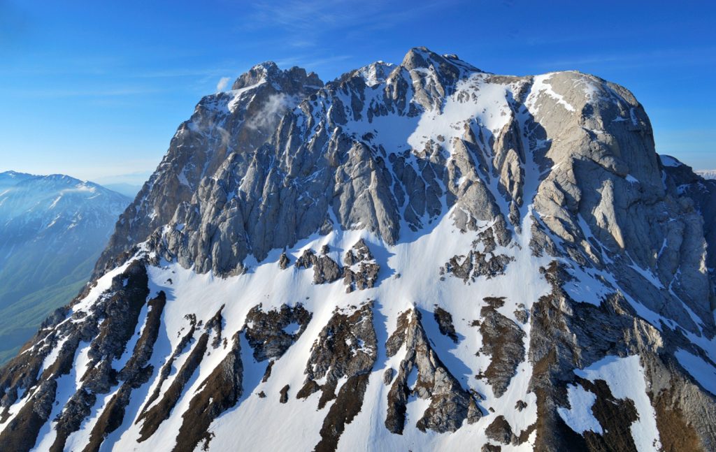 Il versante Nord del Corno Piccolo, il canale Sivitilli è il primo da destra. Foto Stefano Ardito