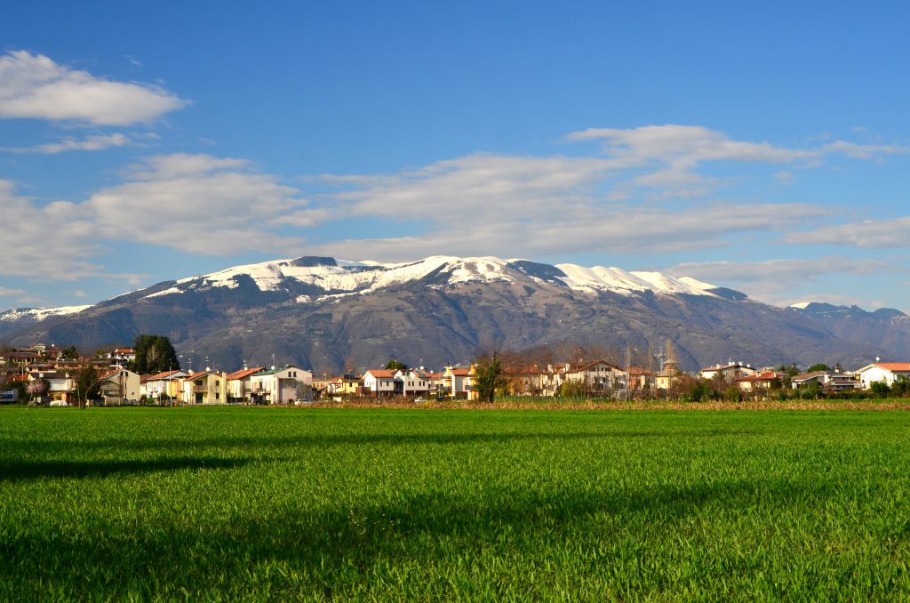 Prealpi trevigiane. Il Monte Cesen visto da Cornuda (TV). Foto Wikimedia Commons @Enrico ravagnolo