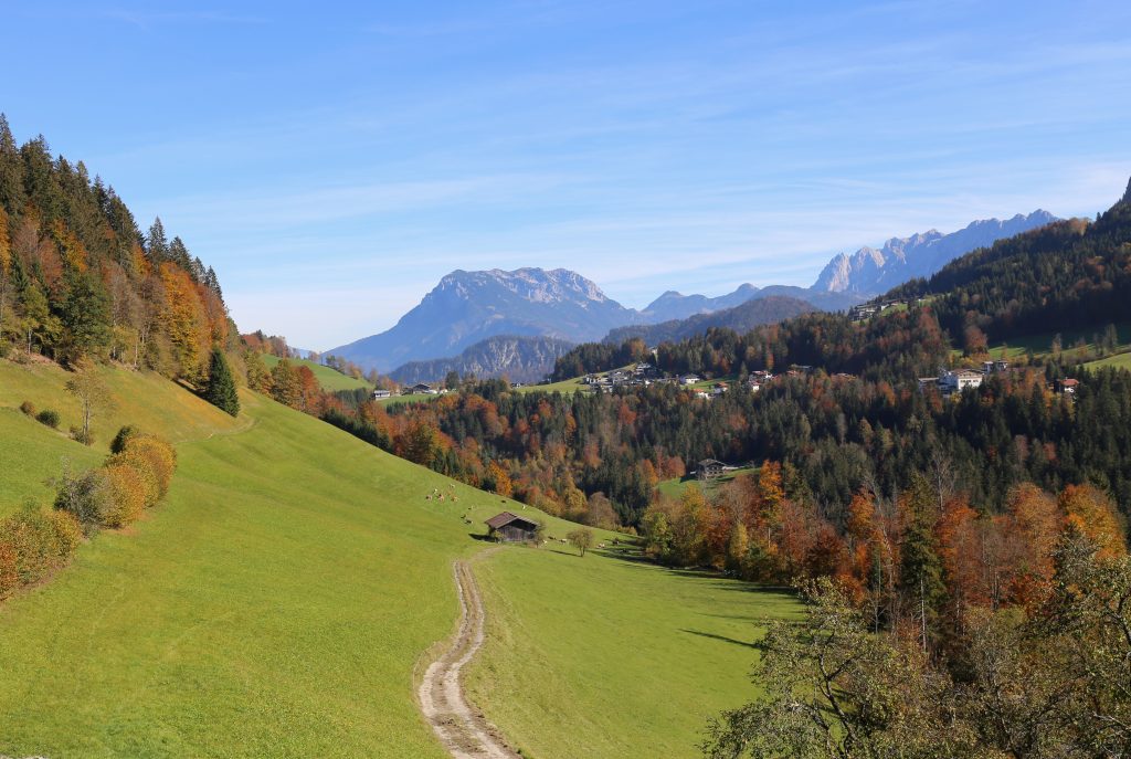 Thiersee, sullo sfondo il Kaisergebirge. Foto Wikimedia Commons @Rufus46