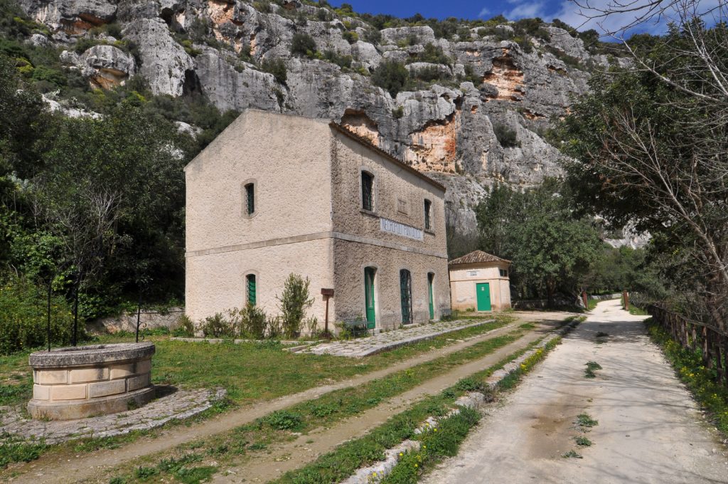 La vecchia ferrovia e la stazione. Foto Stefano Ardito