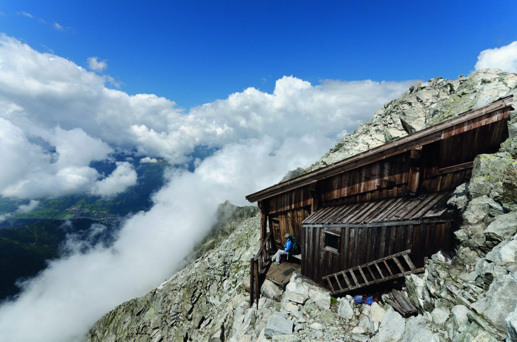 Bivacco Amici della Montagna "Capanna Faustinelli" 3160 m - lungo la via ferrata "Sentiero dei Fiori" (Punta di Lago Scuro - 3166 m); prima linea durante la Prima Guerra Mondiale, sullo sfondo si intravede la Val Camonica e Ponte di Legno, Alpi Retiche