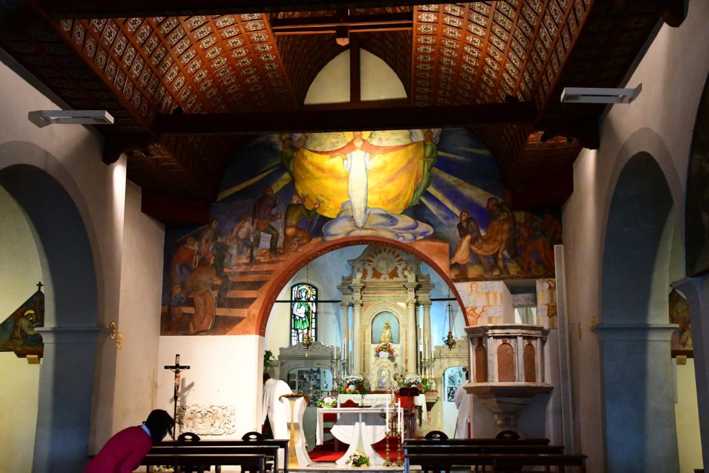 Monte Lussari, interno del Santuario. Foto Stefano Ardito