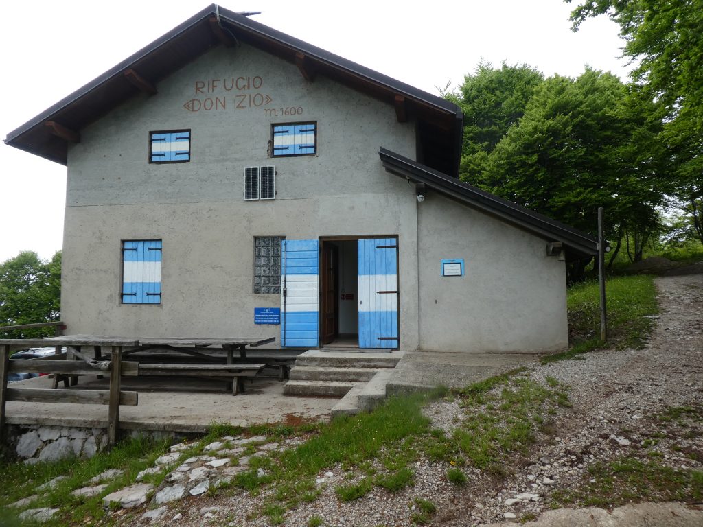 Il Rifugio Don Zio Pisoni. Foto Archivio SAT