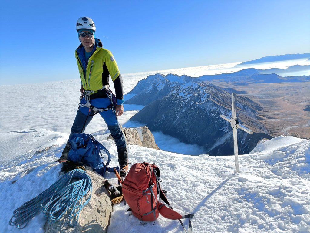 Raffaello Toro a gennaio, sulla Vetta Orientale del Corno Grande. Foto Giorgio Giua