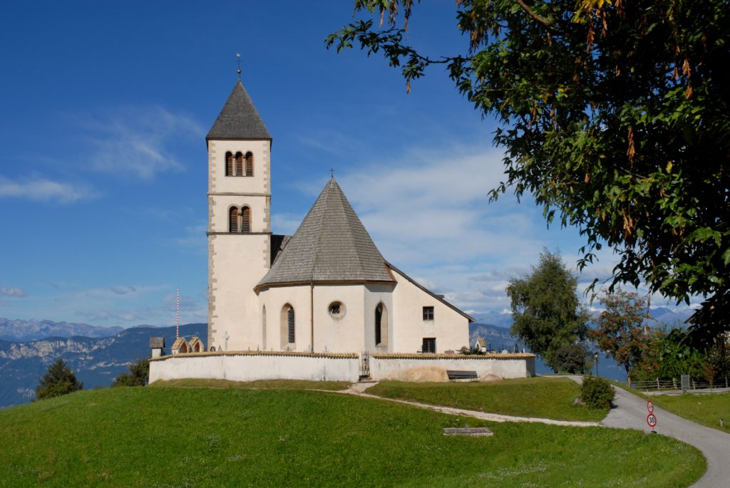 Redagno, la chiesa. Foto Stefano Ardito