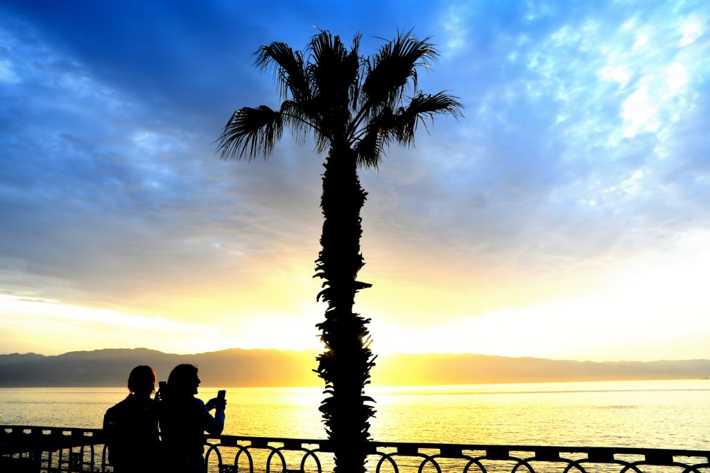 Reggio Calabria, escursionisti sul lungomare. Foto Stefano Ardito