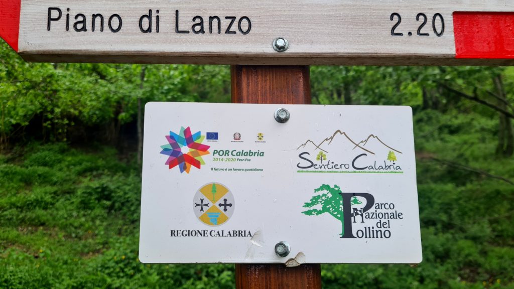 Segnavia del Sentiero Calabria sul Pollino. Foto Stefano Ardito