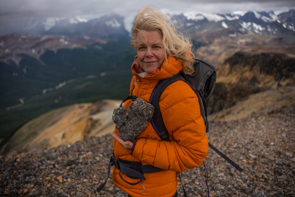 Kris Tompkins con un masso a forma di cuore durante un