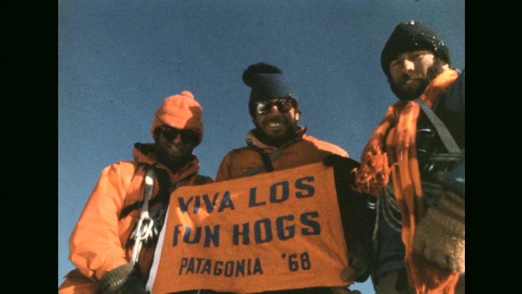 Doug Tompkins e Yvon Chouinard con un cartello "VIva Los Fun Hogs Patagonia