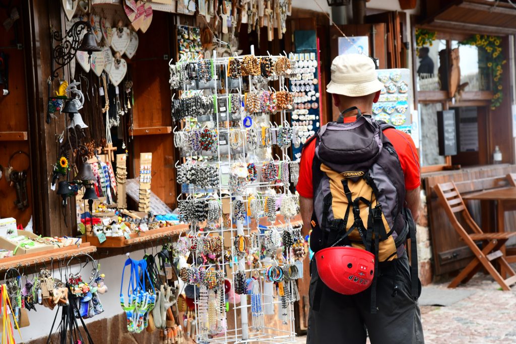 Escursionista e negozi a Monte Lussari. Foto Stefano Ardito