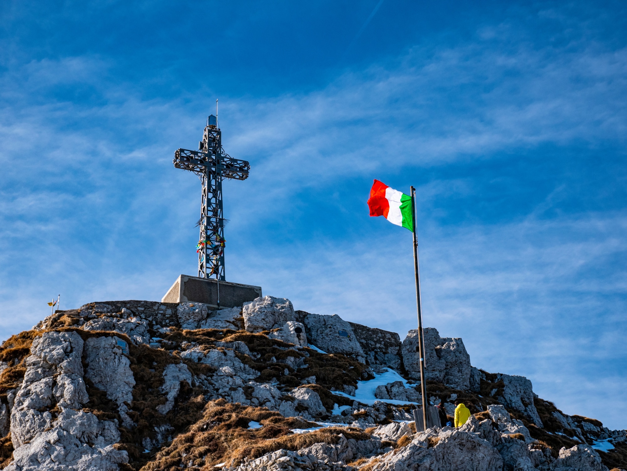 La croce sulla cima del monte Resegone. Foto @ AdobeStock