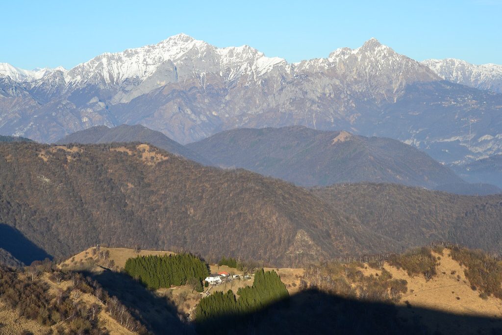 Monte Bollettone, capanna Mara e Grigne. Foto @ Mark alba/Wikimedia Commons