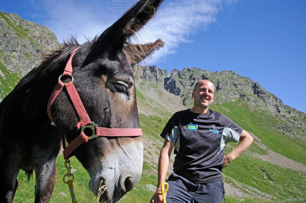 La guida Marco Fava, con uno dei suoi trekker. Foto di Cesare Re