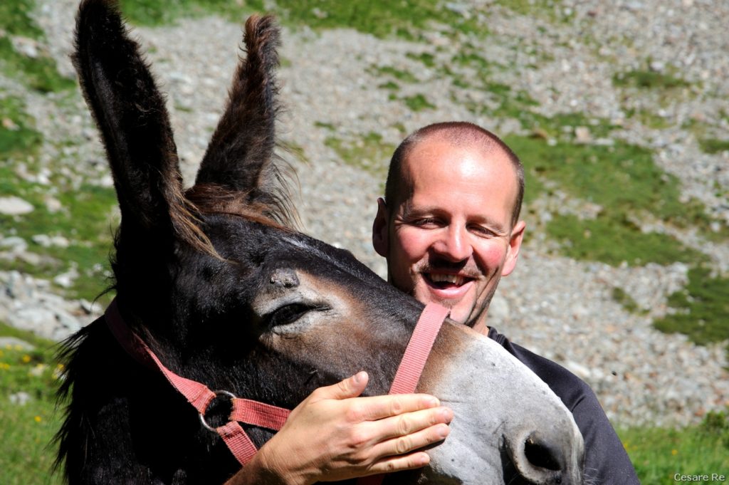 La guida Marco Fava, con uno dei suoi trekker. Foto di Cesare Re
