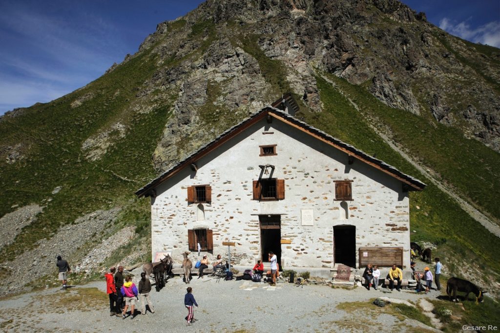 Il Rifugio Ospizio Sottile, al Colle Valdobbia, al confine col la Valdostana Valle del Lys. Foto di Cesare Re