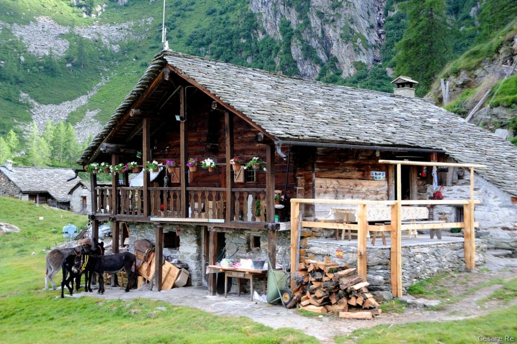 La confortevole baita Walser dell’Agriturismo Alpe Larecchio. Foto di Cesare Re
