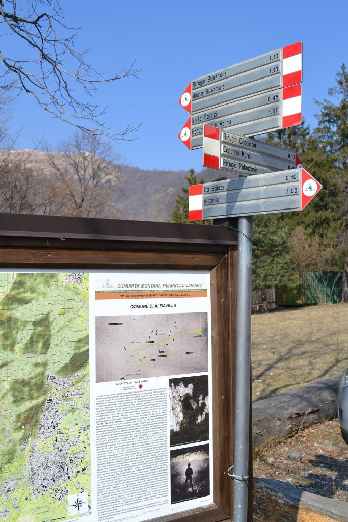 Cartelli dei sentieri Alpe del Viceré. Foto @ Mark alba/Wikimedia Commons